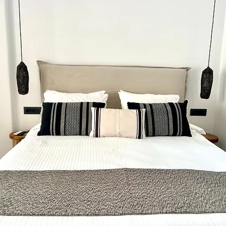 Mykonos Dot 아노 메라